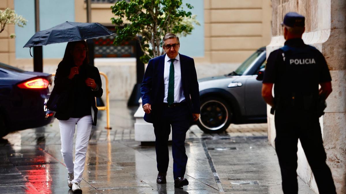 El conseller de Educación, José Antonio Rovira, llega al Palau a escuchar la declaración de Mazón, este Nou d'Octubre.