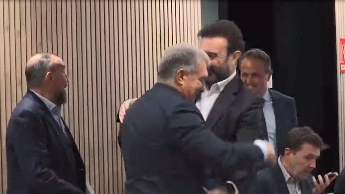 El abrazo entre Joan Laporta y José Ángel Sánchez