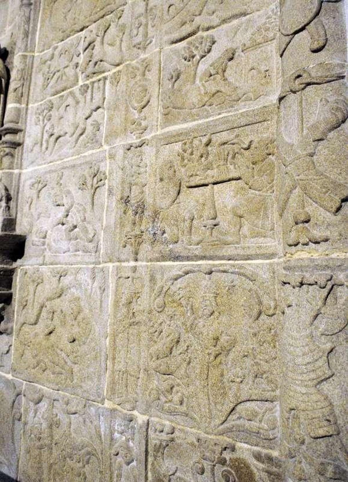 Pontevedra en los relieves de la contraportada de Santa María. // N.P.