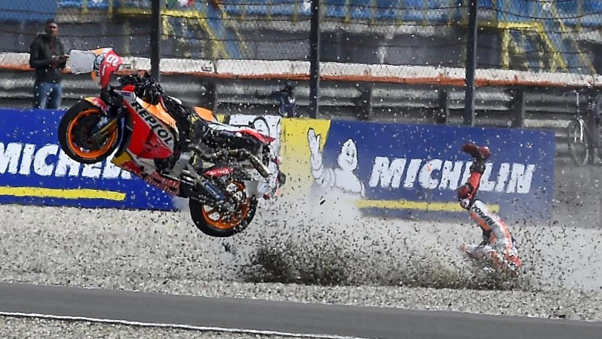 Lorenzo sufre una espectacular caída en Assen.