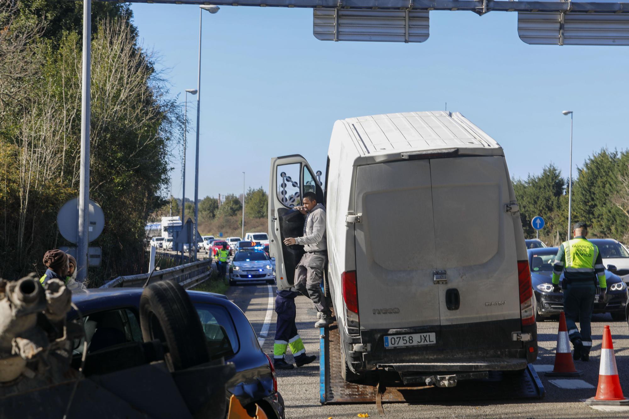 En imágenes: Largas retenciones tras un accidente a la salida de Gijón