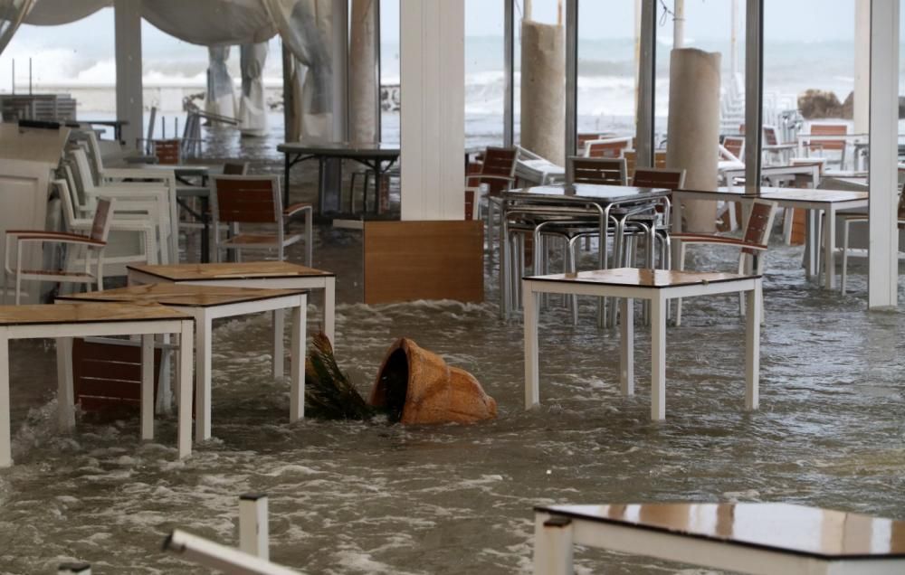 Lluvia y temporal en el mar en Málaga con la llegada de la borrasca Filomena.