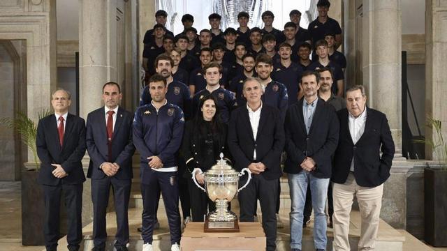La plantilla, técnicos y directivos, ayer en la Diputación.