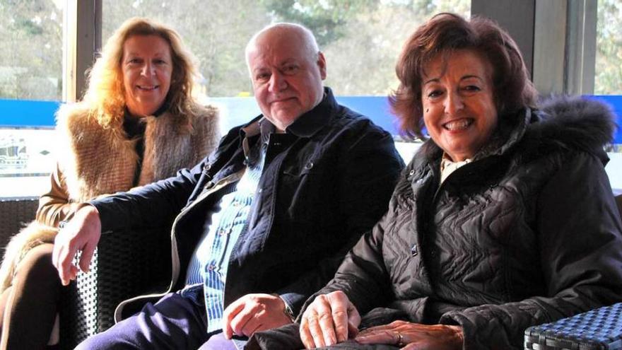 Ángeles Méndez, Pepe Santiago y María Luisa Villanueva, ayer en Navia.