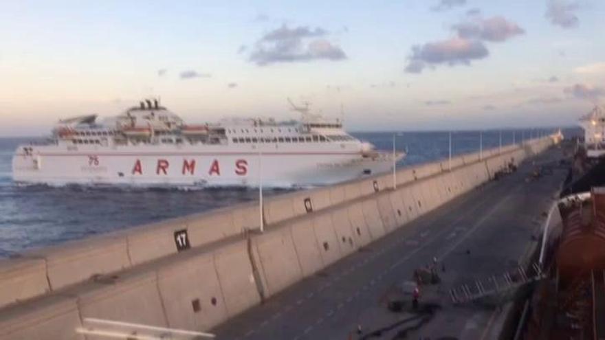 Un ferry choca contra el puerto de Las Palmas y causa un vertido de 3 kilómetros