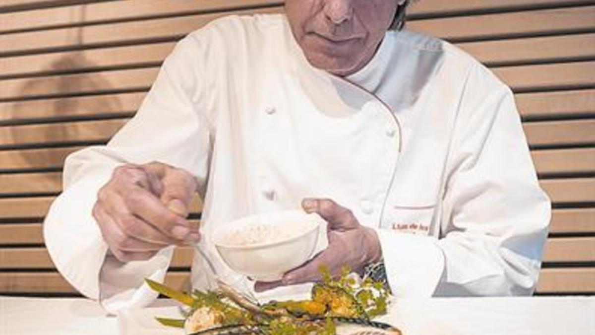 El chef Lluís Piera prepara un plato de caballa con escabeche.