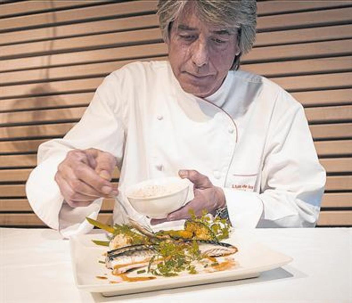 El xef Lluís Piera prepara un plat de verat amb escabetx.