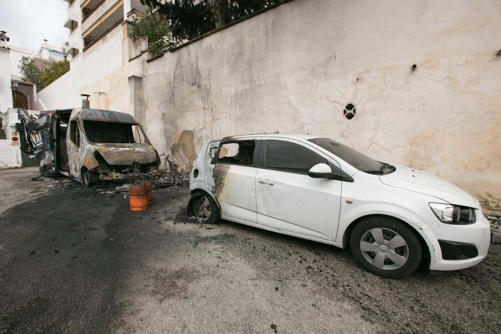 Coches quemados en la calle Irlanda de Palma