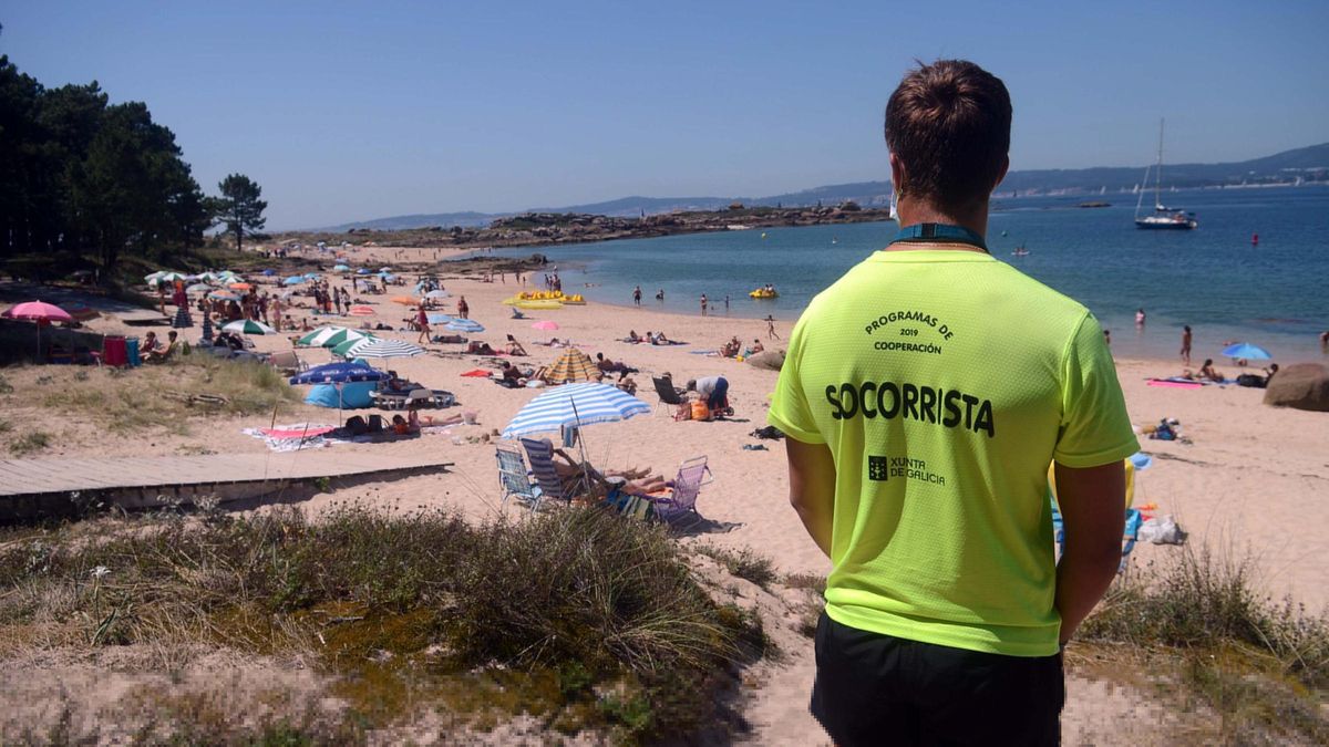 Un socorrista en Area da Secada.
