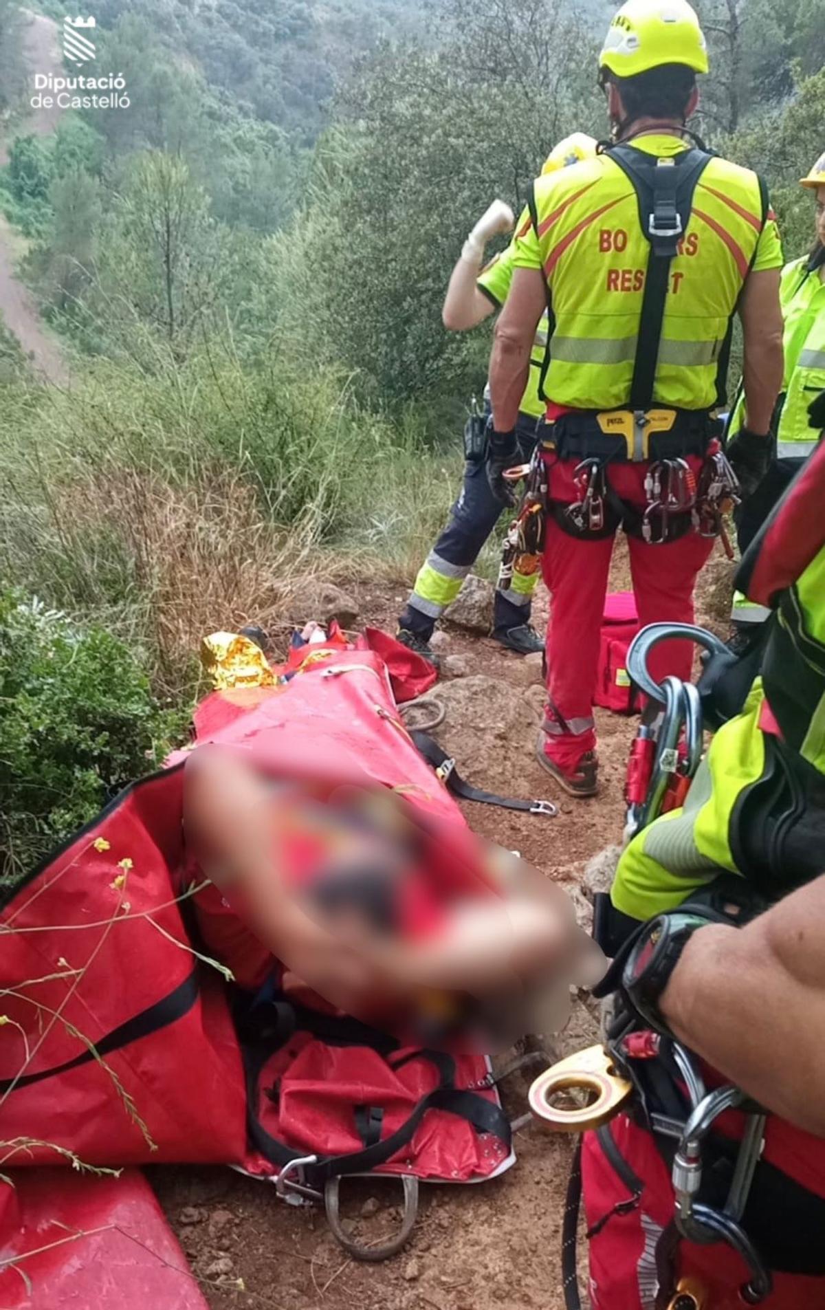 El herido, llevándose las manos a la cabeza una vez ha sido rescatado este domingo en Algimia de Almonacid.
