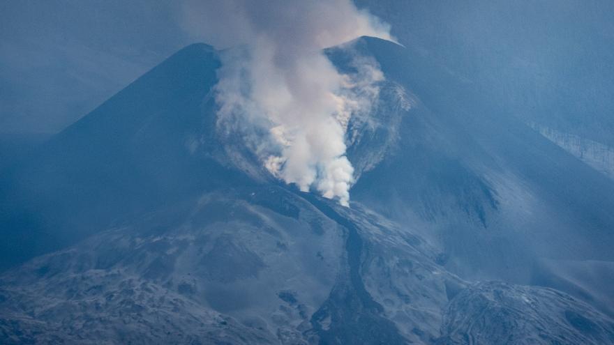 La nube tóxica de la tercera fajana del volcán de La Palma obliga a confinar Tazacorte y San Borondón