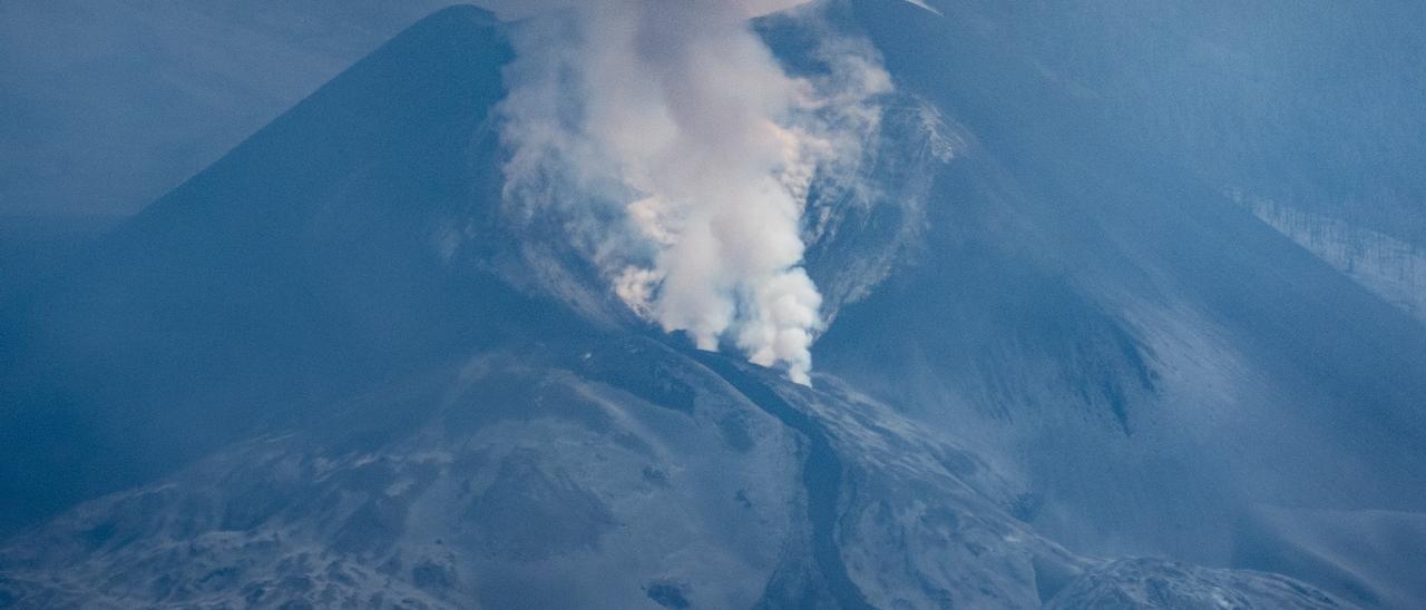 La ceniza del volcán Cumbre Vieja vuelve a cerrar la isla de La Palma por aire