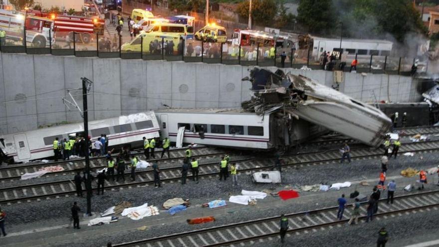 Los servicios de emergencia y vecinos ayudan a socorrer a las víctimas del Alvia tras el descarrilamiento.