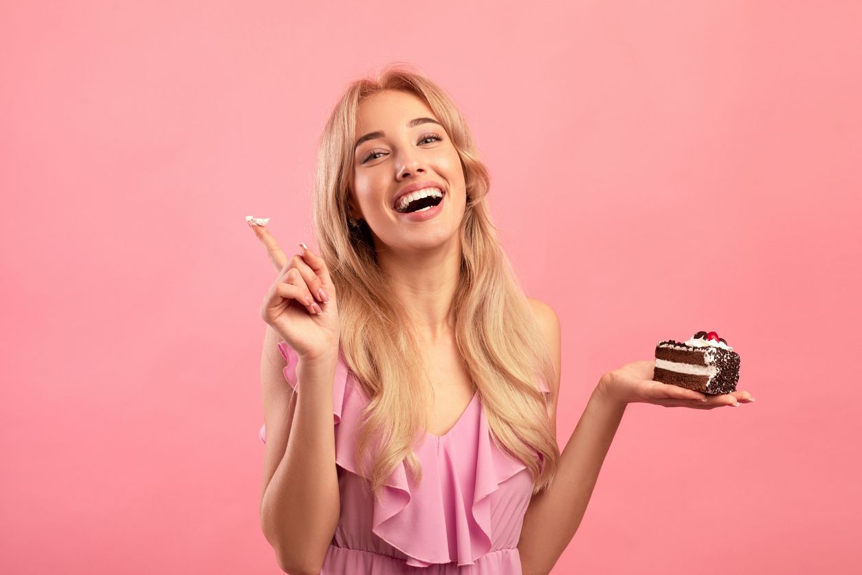 Mujer comiendo tarta