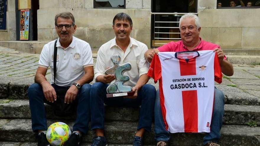 Directivos del Alondras y el concejal de Deportes exhiben el trofeo que se disputará el domingo. // G.N.