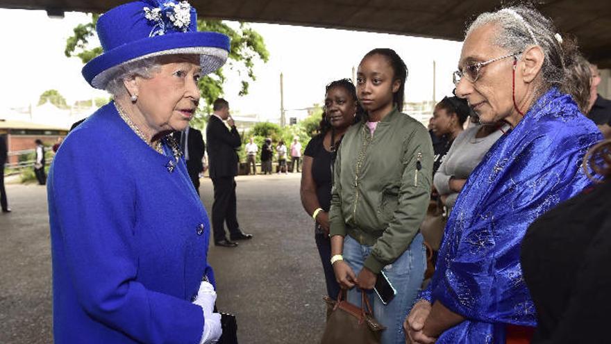 Isabel II, en el barrio de los afectados