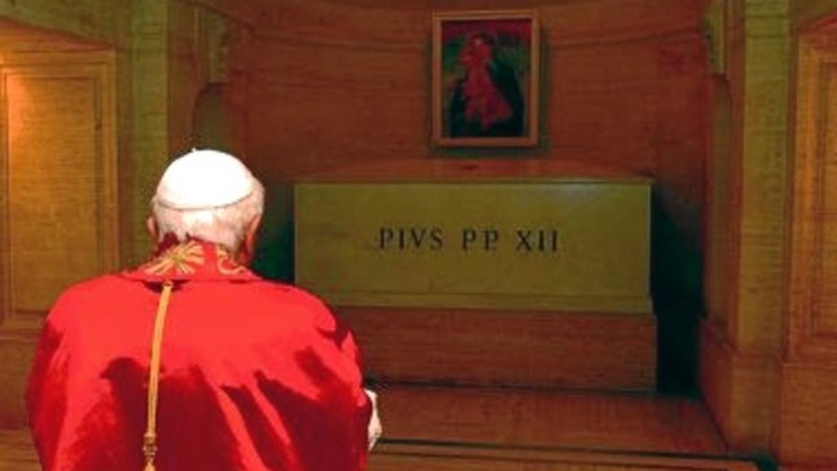 El papa Benedicto XVI reza frente a la tumba del pontífice Pío XII, en la basílica de San Pedro, en el Vaticano.