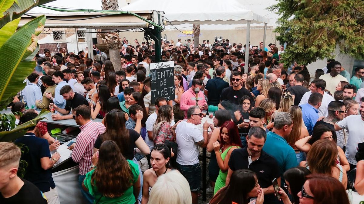 Ambiente festivo durante la celebración de la feria en la zona centro de Mérida.