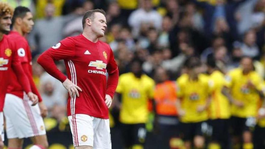 Fellaini y Rooney, ayer mientras los jugadores del Watford celebran uno de los goles.