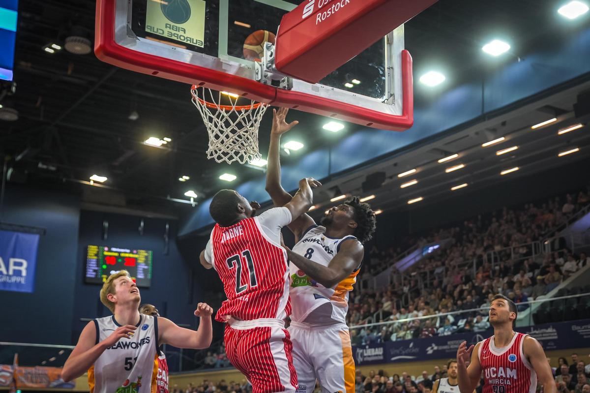 Moussa Diagne, del UCAM Murcia, peleando por un rebote ante el Rostock Seawolves.