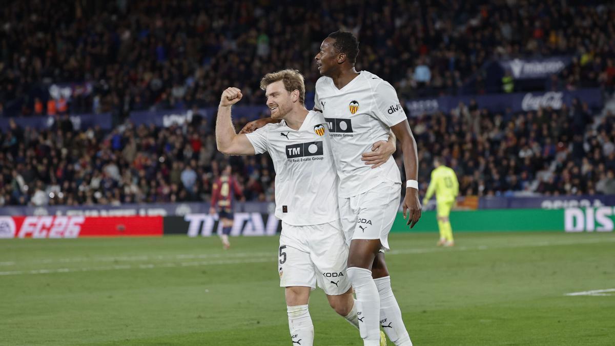 VALENCIA, 15/02/2026.- El delantero nigeriano del Valencia, Umar Sadiq (d) celebra el segundo gol de su equipo con su compañero Lucas Beltrán durante el partido de la jornada 24 de LaLiga que disputan el Levante y el Valencia, en el estadio Ciutat de Valencia, este domingo. EFE/Ana Escobar