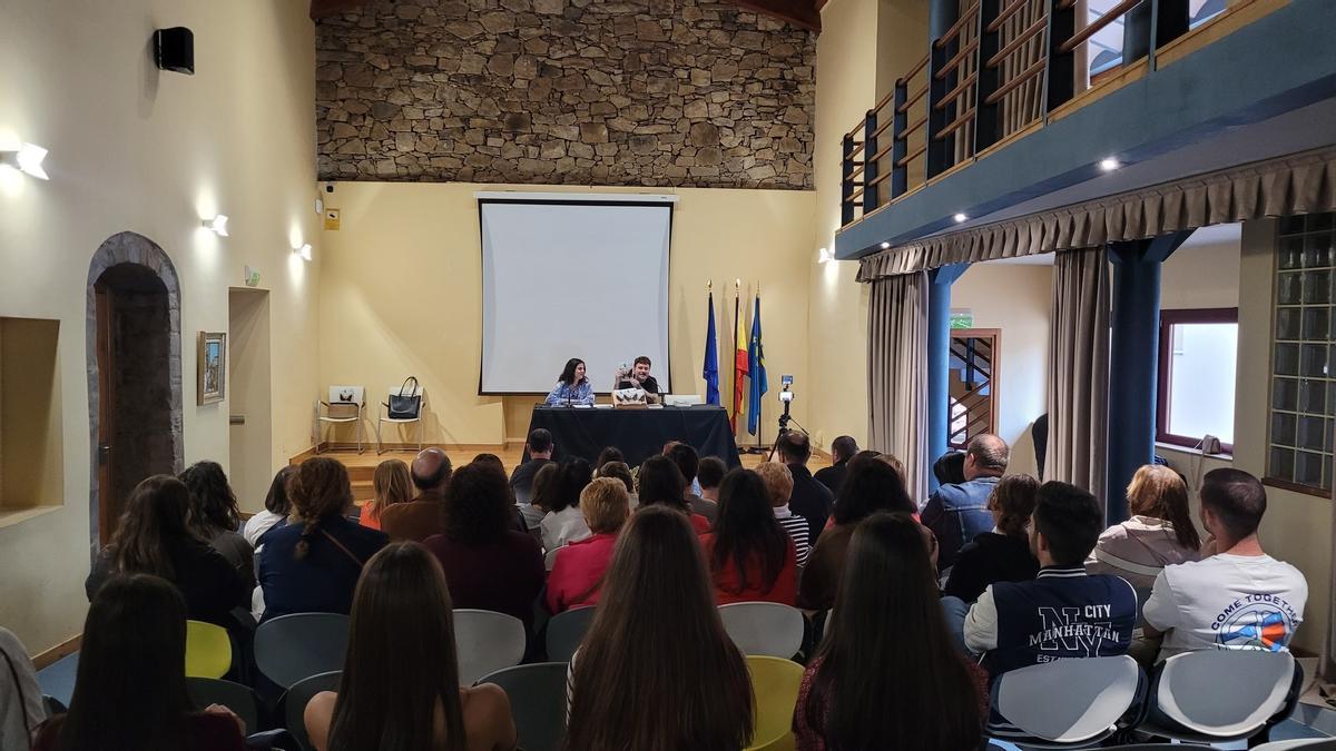 Una actividad formativa en la casa de cultura canguesa.