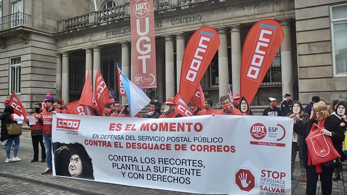 Concentración de protesta contra el “desguace” de Correos | RAFA VÁZQUEZ