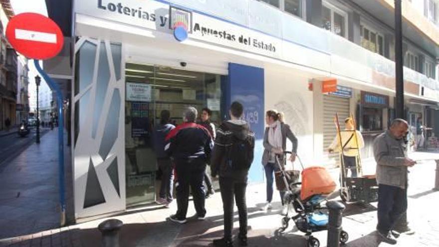 Los colas a la puerta de las administraciones de lotería fueron frecuentes en el día de ayer.