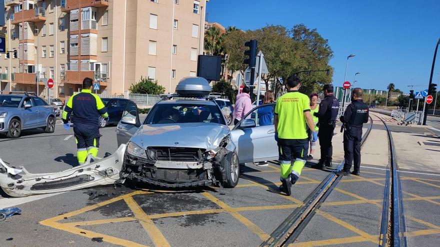 Nuevo accidente en la vía del TRAM en Dénia: un coche se salta un semáforo y el tranvía lo arrolla