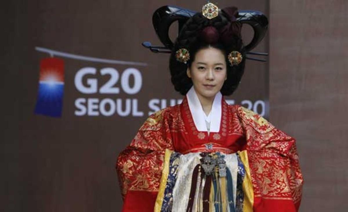 Una model desfila amb un hanbok tradicional durant l’assaig d’un acte per als cònjuges dels líders que assistiran a la Cimera del G-20 a Seül, al Palau de Changdeokgung, que se celebrarà els dies 11 i 12 de novembre.