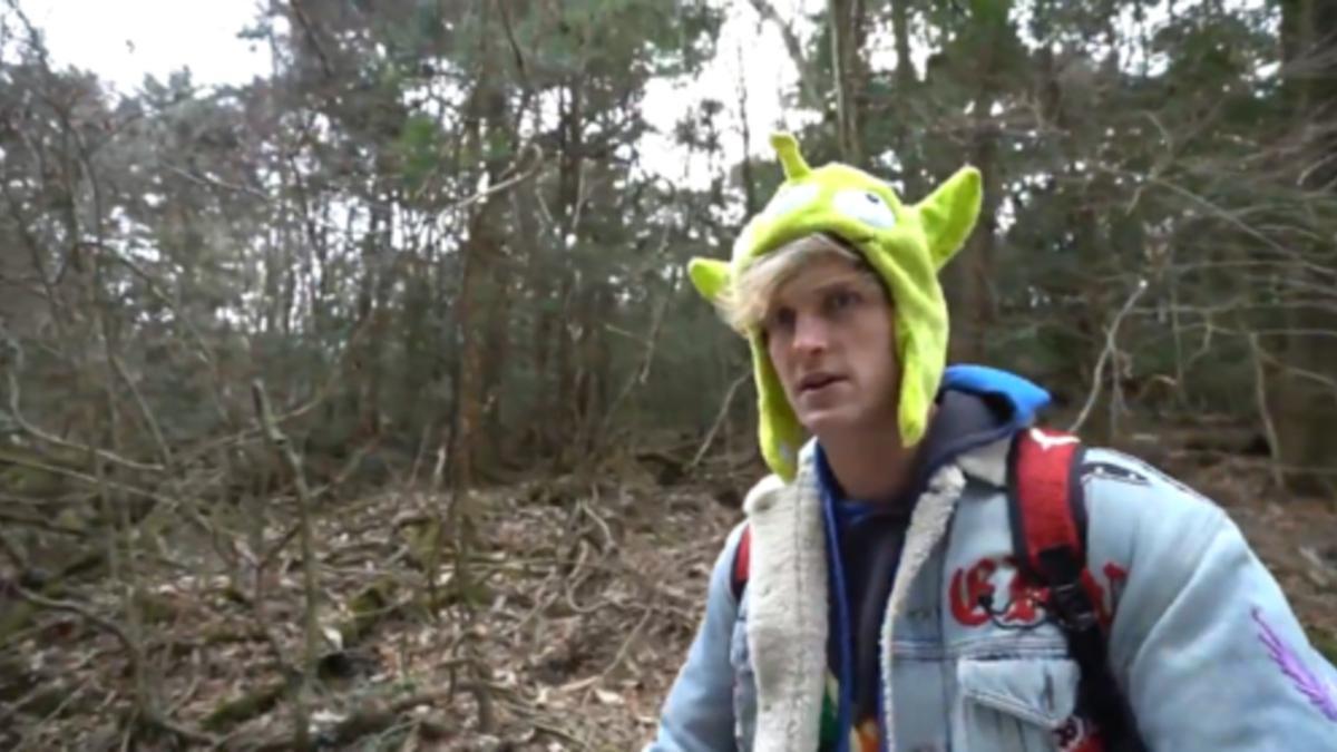 Fotograma del polémico vídeo de Logan Paul en el 'bosque de los suicidios' de Japón.