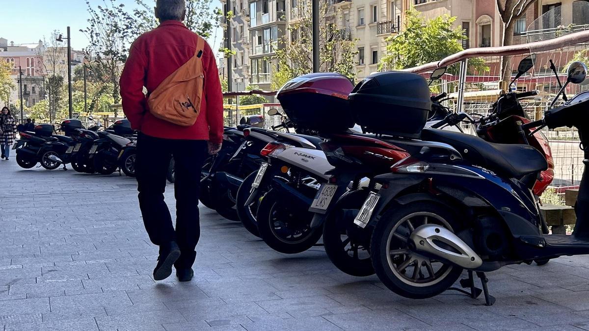 Motos ocupando la nueva zona peatonal de Pi i Margall, calle aún en transformación