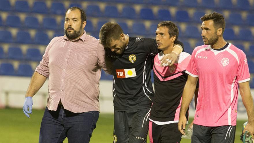 Buigues en el momento de retirarse lesionado del partido ante el Lorca