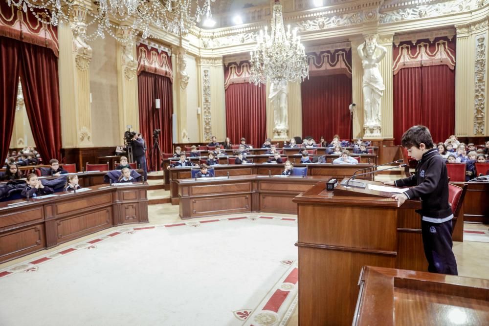 Los niños se convierten en diputados en el pleno de Aldeas Infantiles en el Parlament