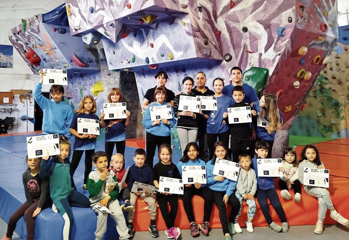 La escuela de escalada de Monreal del Campo lleva 25 años forjando trepadores de la mano de Fran Blasco y Eva González.