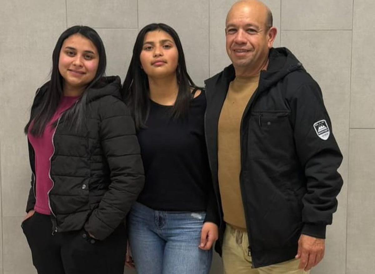 Henrry Nieves con el nuevo taxi que garantizará el servicio en la localidad de Fonfría y alrededores.