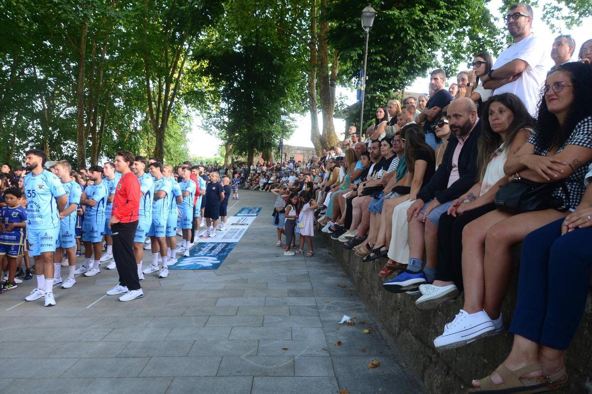 Jugadores y público durante la presentación oficial del Balonmán Cangas.