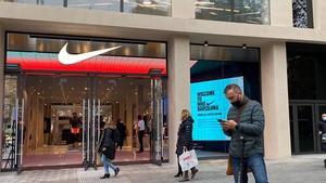 La puerta de entrada a la nueva tienda de Nike en el paseo de Gràcia.