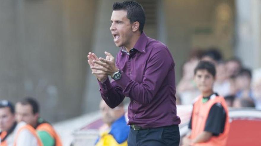 El técnico de la UD Sergio Lobera, ayer, durante el encuentro en El Sardinero. | lof