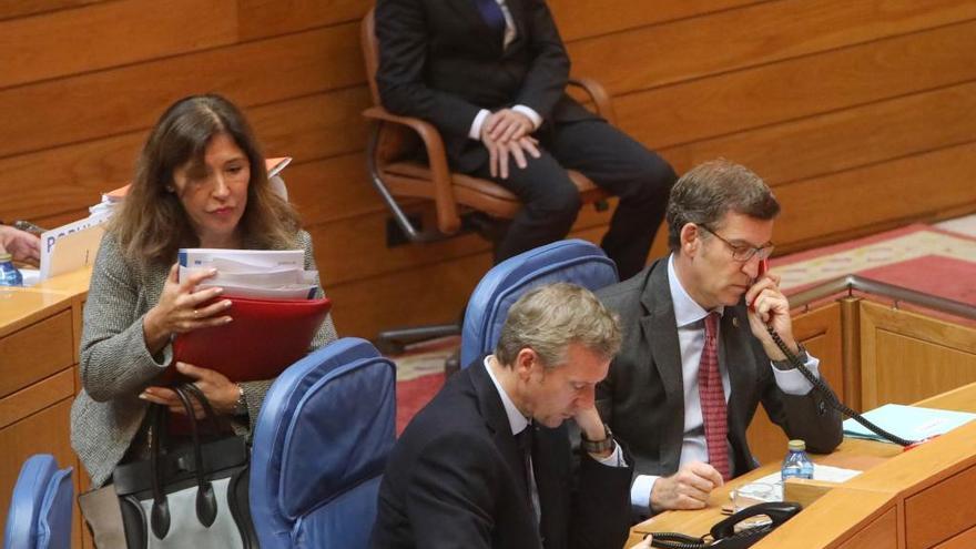 Alberto Núñez Feijóo, Alfonso Rueda y Beatriz Mato en el pleno del Parlamento.