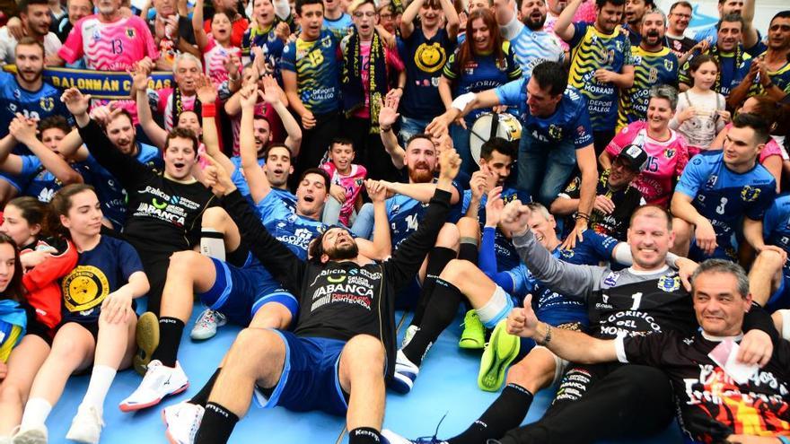 Los jugadores del Cangas y la afición celebran la permanencia. // G.Núñez