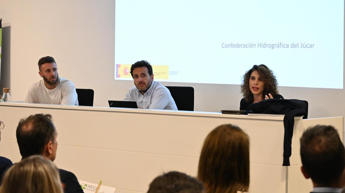 La alcaldesa Cristina Mora presenta al tejido empresarial los trabajos proyectados en una reunión con la AEQP y la CHJ.
