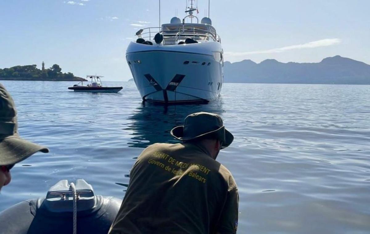 Comienza el control de los fondeos sobre posidonia en Balears con una barca por isla