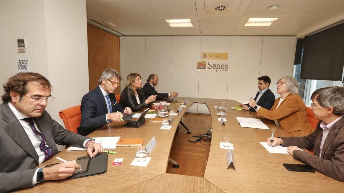 Reunión de la alcaldesa y el Gobierno regional con la directora general de Sepes.