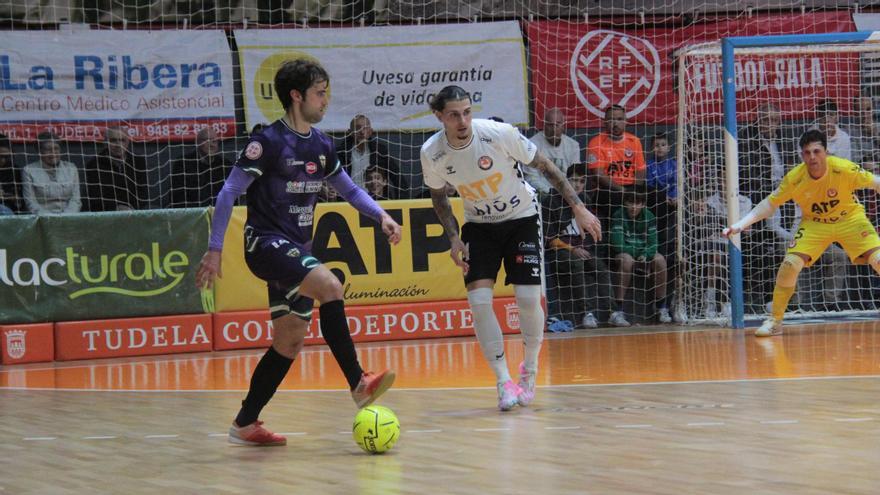 Pablo del Moral conduce el esférico durante la visita al Tudela.