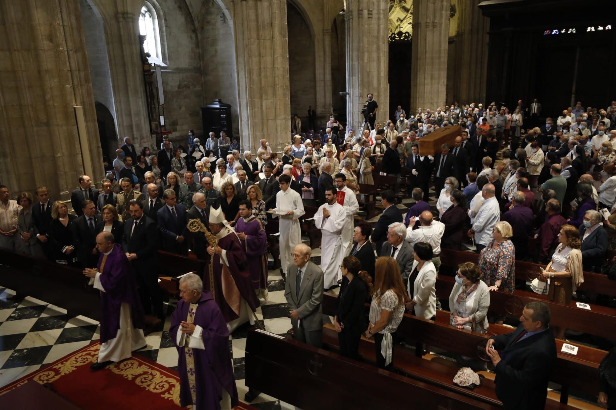 EN IMÁGENES: Asturias despide a Gabino Díaz Merchán en un multitudinario funeral en la Catedral de Oviedo