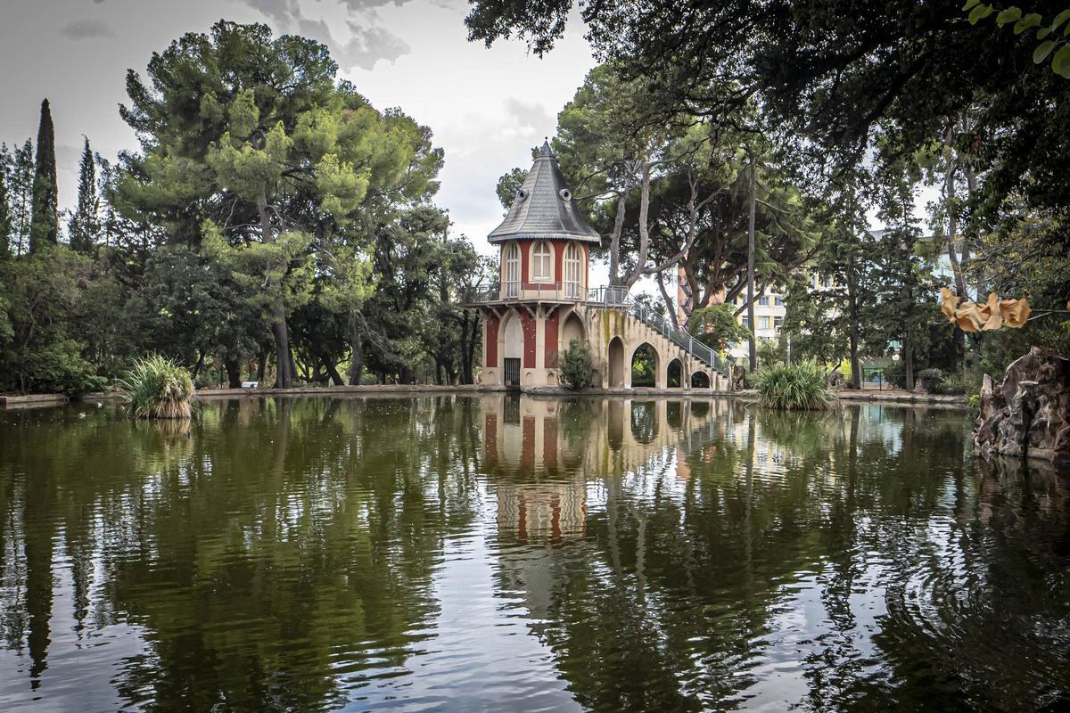 El lago del jardín de Torre Girona, en el barrio de Pedralbes, en Barcelona. El lago del jardín de Torre Girona, en el barrio de Pedralbes, en Barcelona.