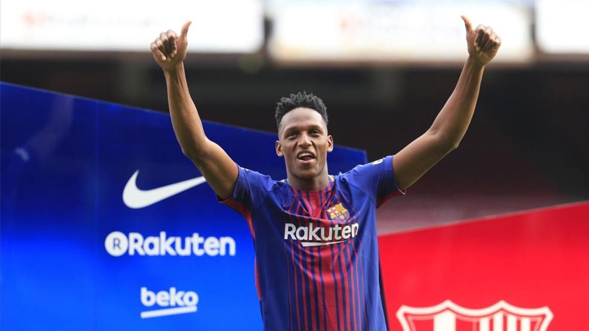 Yerry Mina saluda a la afición