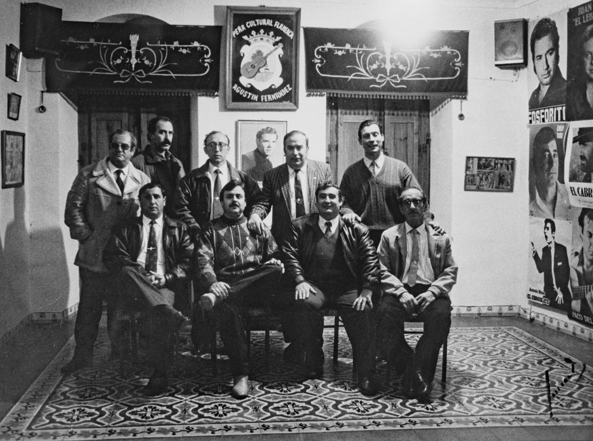 Imagen de una de las directivas de la peña flamenca