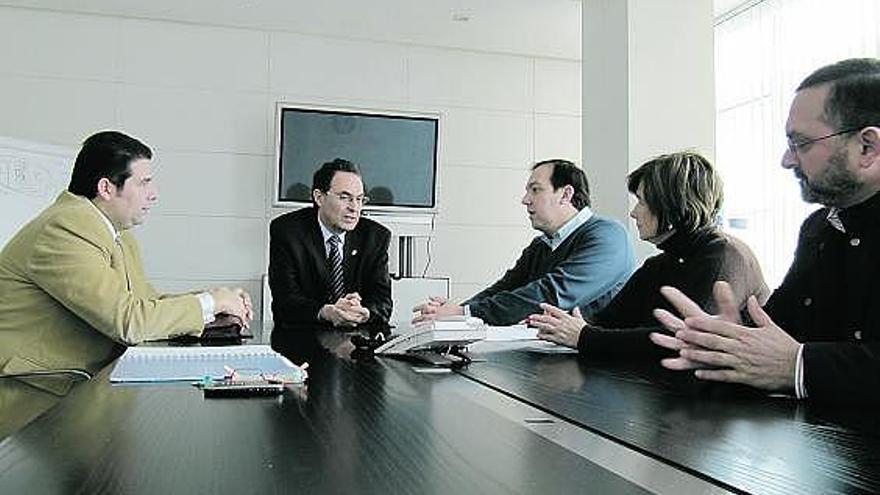 Desde la izquierda, Noya, Quirós, Vega, Calleja y el teniente de alcalde de Cabranes, Humberto Vigil, ayer en Oviedo.